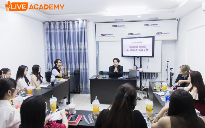 SAU ĐẠI HỌC NÊN HỌC NGHỀ GÌ? CƠ HỘI VỚI NGHỀ HOST LIVESTREAM