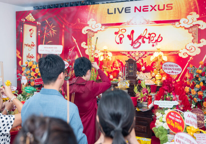 Thành viên CLB thắp hương trước bàn thờ Tổ nghiệp trang trí đỏ tại LIVE NEXUS