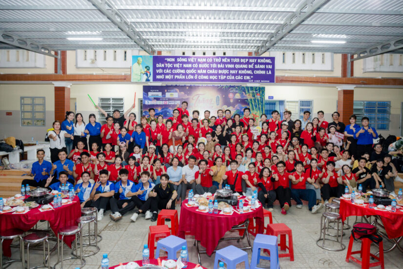 Học sinh và thành viên CLB chụp ảnh tập thể trong nhà ăn nhà trường sau chương trình