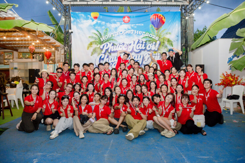 Thành viên CLB mặc áo đỏ chụp ảnh chung trước sân khấu Host together 2026 tại Phước Hải