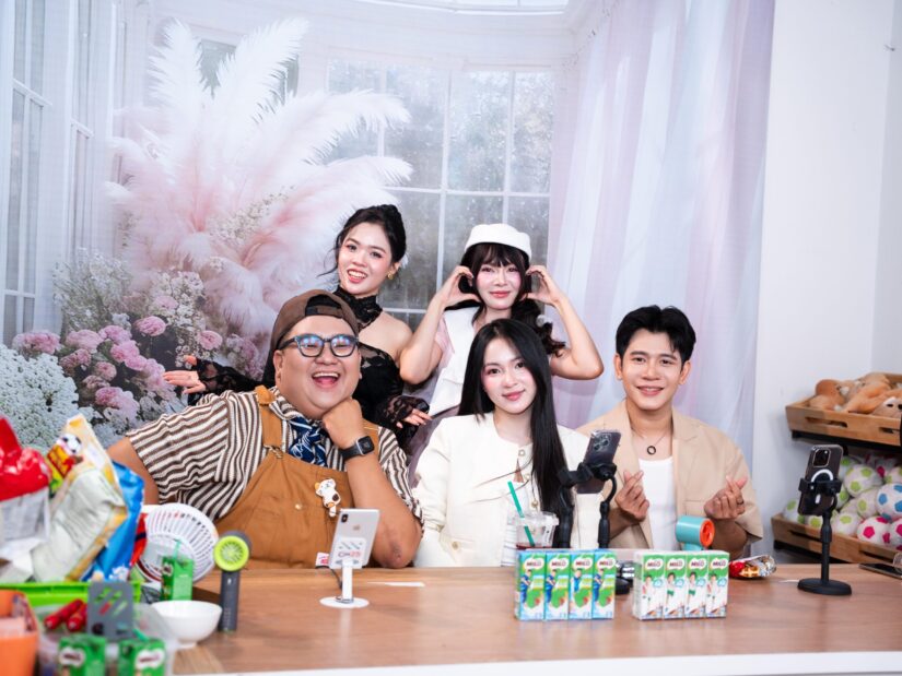 Bốn host dẫn phiên livestream bán sữa trên phim trường trang trí hoa lau trắng