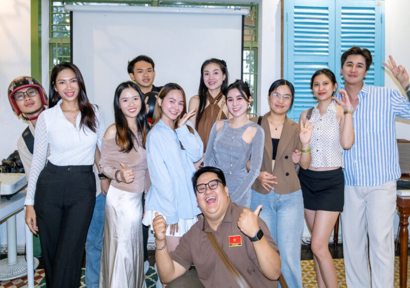 Nhóm học viên chụp ảnh chung trong không gian quán cà phê sau buổi gặp mặt