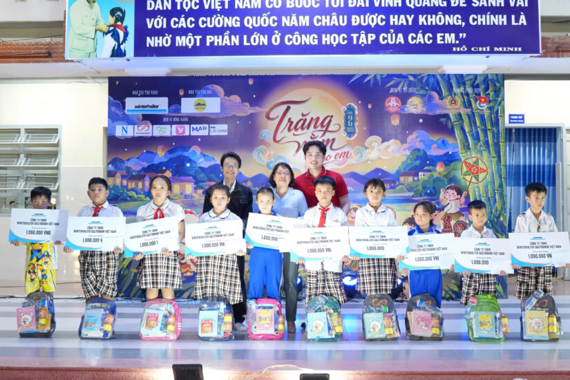 Học sinh nhận học bổng và quà trên sân khấu chương trình Trăng rằm cho em
