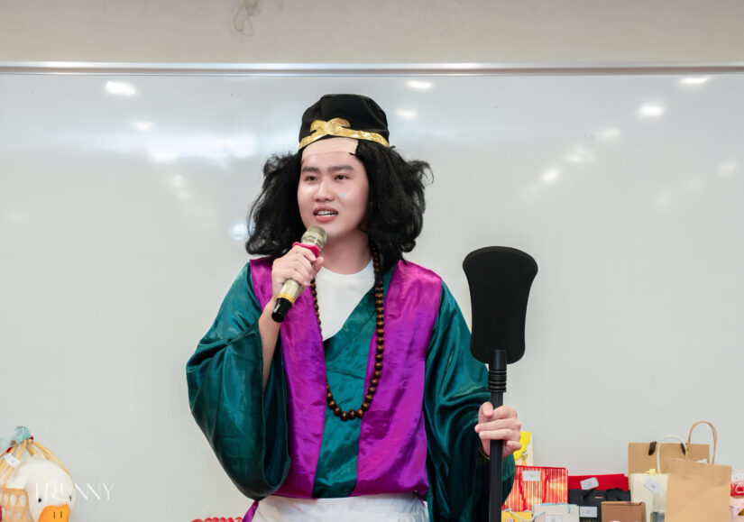 Thành viên hóa trang cổ trang cầm micro dẫn chương trình kỷ niệm sinh nhật CLB