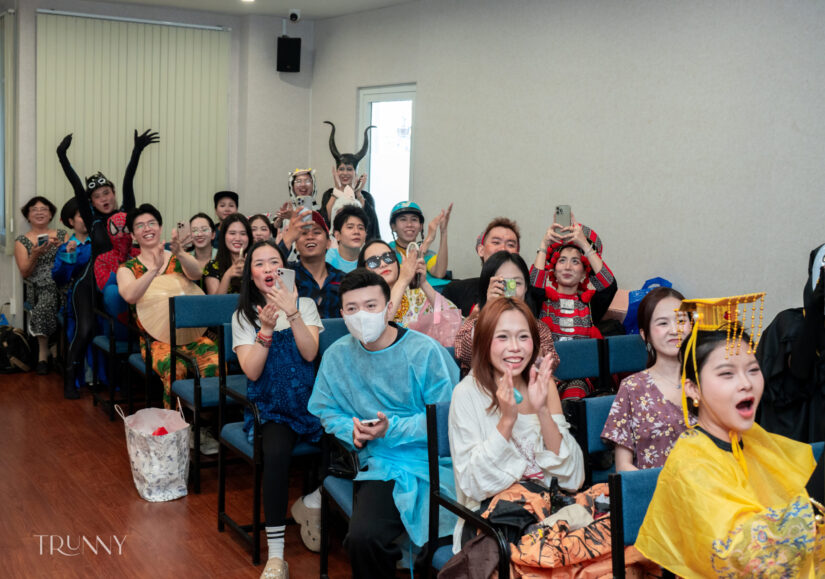 Khán phòng đầy thành viên hóa trang reo hò cổ vũ trong đêm kỷ niệm CLB