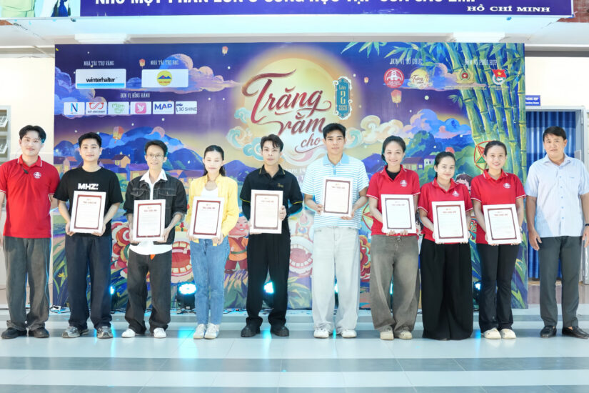 Ban tổ chức và nhà tài trợ nhận thư cảm ơn trên sân khấu chương trình Trăng rằm cho em