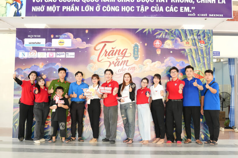 Ban tổ chức chương trình Trăng rằm cho em chụp ảnh chung trên sân khấu
