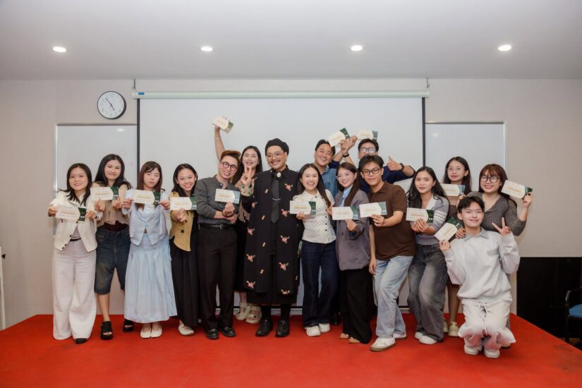 Toàn bộ học viên workshop Beyond the voice đứng chụp ảnh chung trên sân khấu, tay cầm chứng nhận