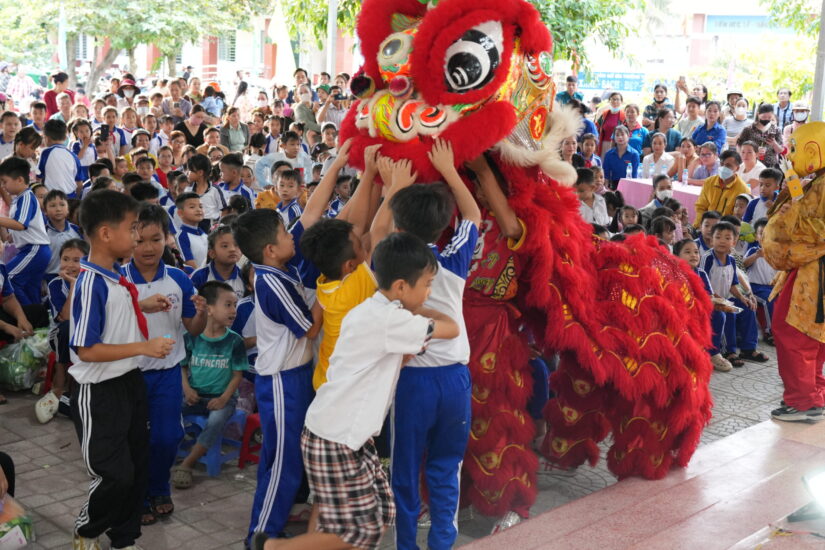 Các em học sinh vây quanh đầu lân trong tiết mục múa lân đêm trung thu