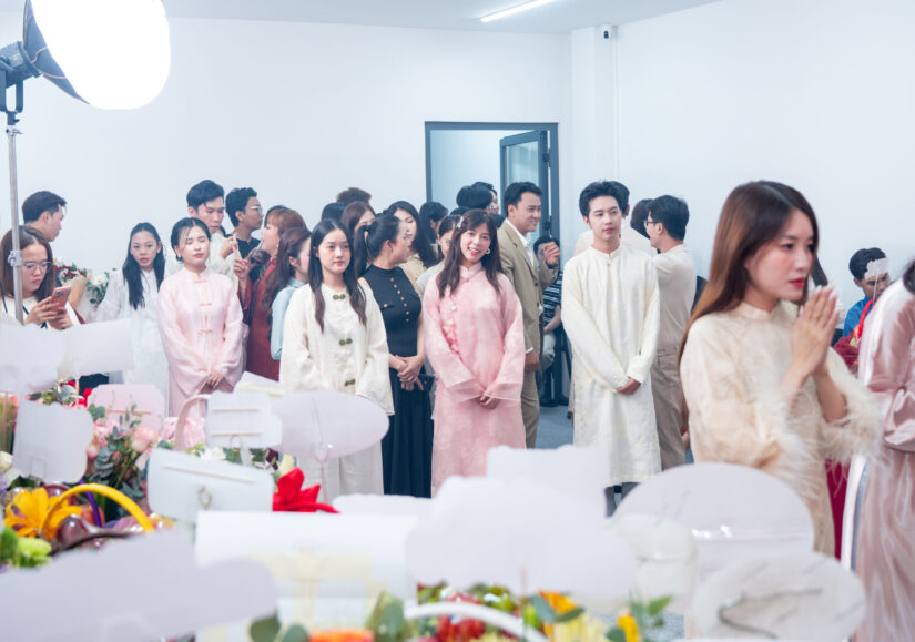 Thành viên xếp hàng chờ đến lượt dâng hương trong lễ Giỗ tổ ngành Sân khấu