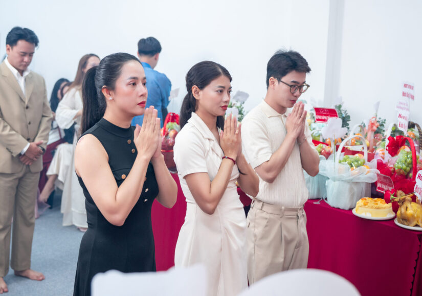 Ba thành viên chắp tay khấn trước mâm lễ cúng Tổ nghiệp
