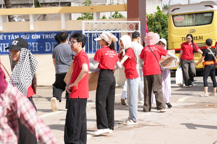 Thành viên CLB áo đỏ tập trung bên xe khách chuẩn bị lên đường trao quà trung thu