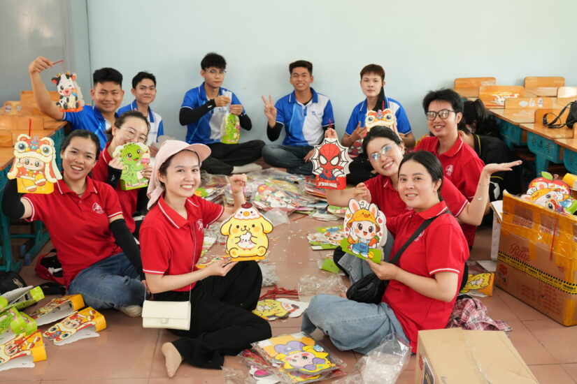 Thành viên CLB ngồi bệt gói lồng đèn và quà trung thu cho các em nhỏ