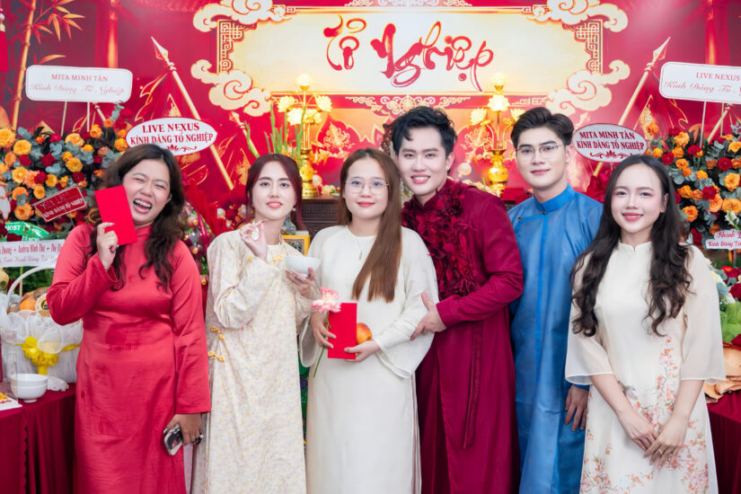Thành viên CLB cầm phong bao đỏ chụp ảnh chung trước bàn thờ Tổ nghiệp