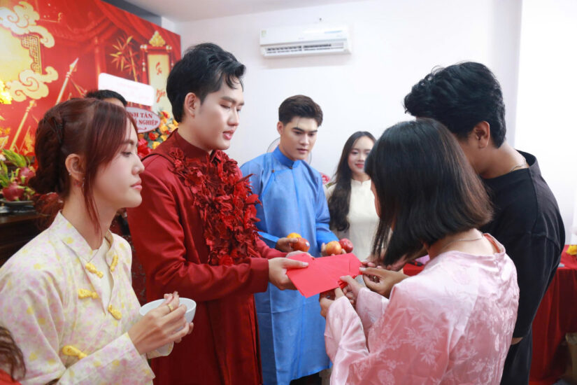 Các thành viên mặc áo dài trao phong bao lì xì cho nhau trong lễ Giỗ tổ