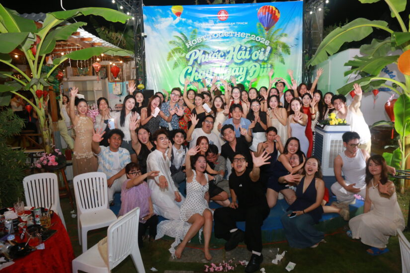Toàn thể thành viên CLB chụp ảnh tập thể trước sân khấu gala đêm Phước Hải ơi Chạy ngay đi