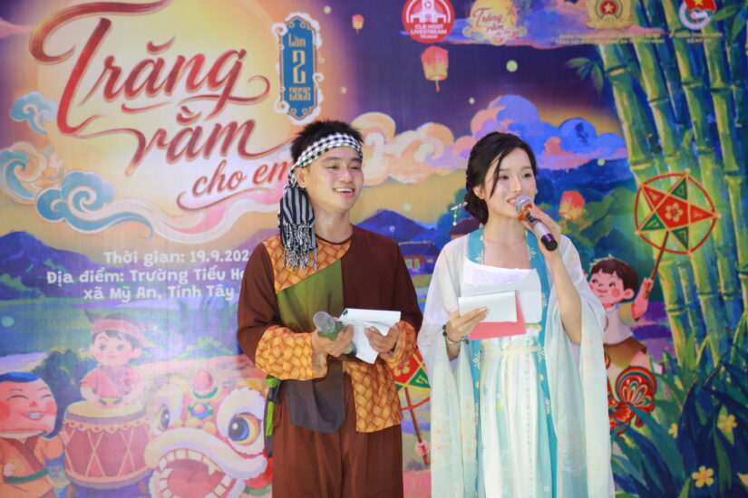 Hai người dẫn chương trình trong trang phục cổ trang dẫn dắt đêm hội Trăng rằm cho em