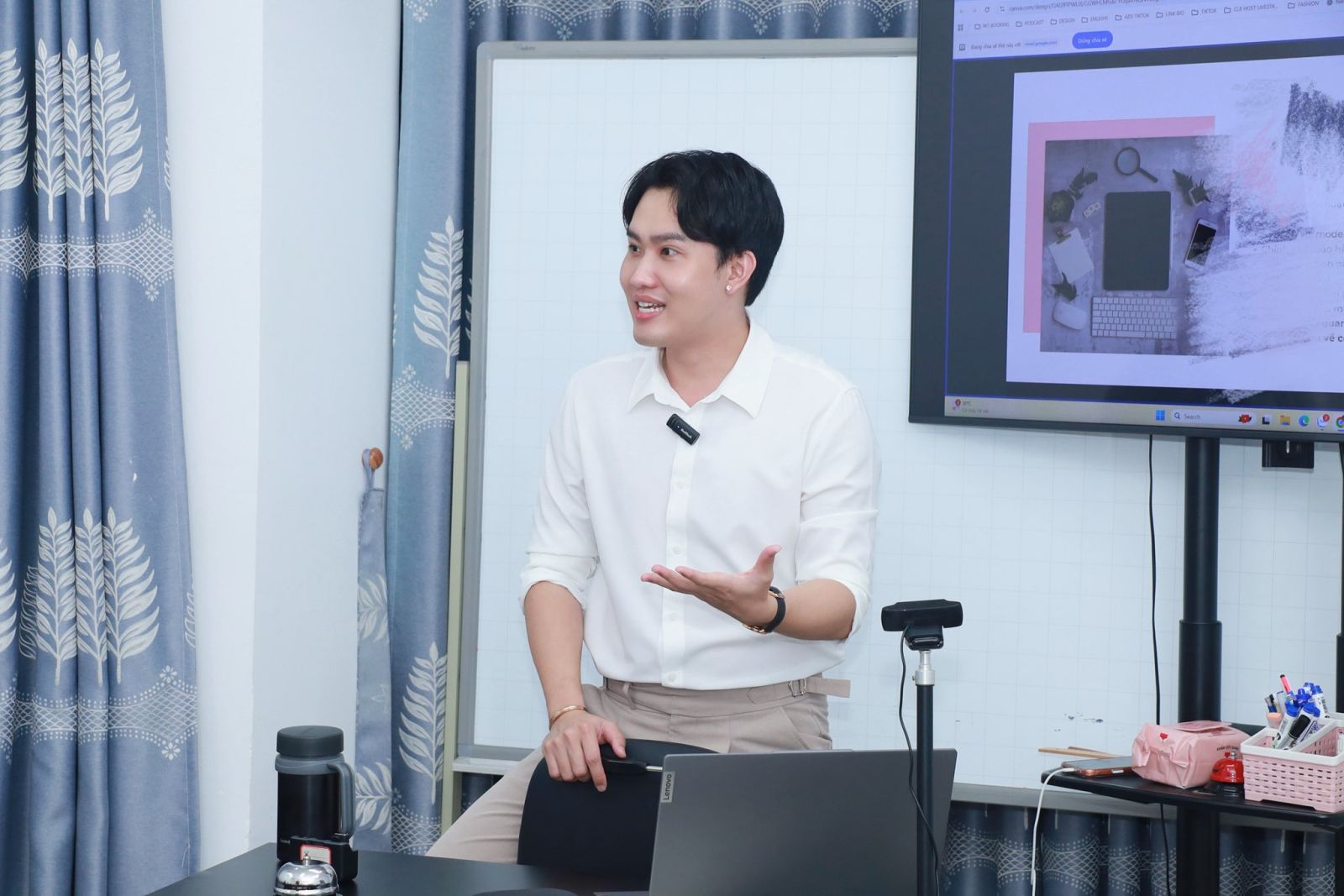 Giảng viên hướng dẫn cách giữ chân khách hàng trong livestream bằng hook thực tế