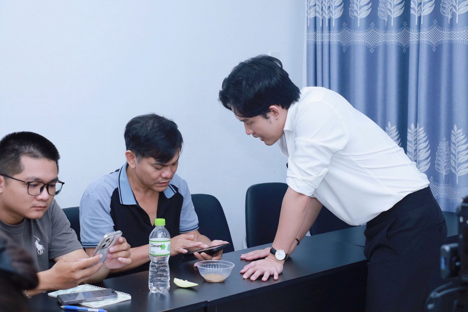 Học viên thực hành cách giữ chân khách hàng trong livestream setup chuyên nghiệp