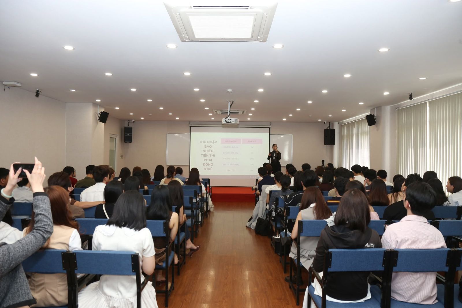 HOST & HOOK hướng dẫn giữ chân khách hàng trong 3s đầu tiên