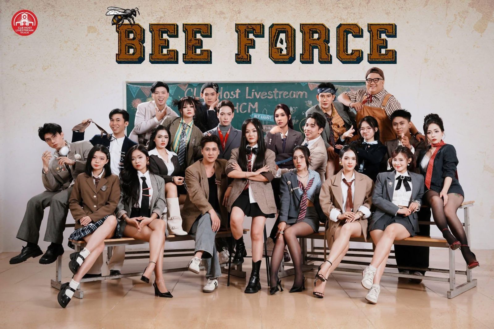 (Nhóm trưởng Kim Long cùng các thành viên trong Team 4 - CLB Host Livestream TP.HCM)