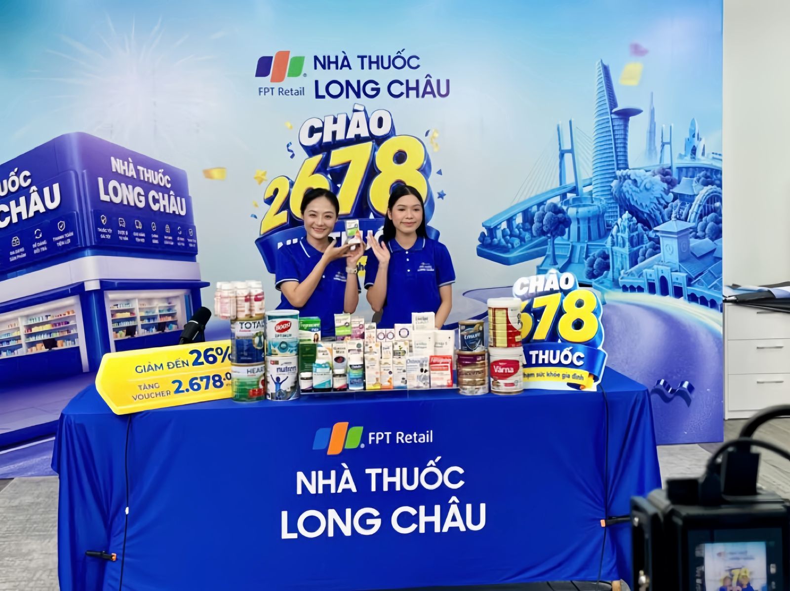 (Host Kim Long trong một buổi livestream cho nhà thuốc Long Châu)