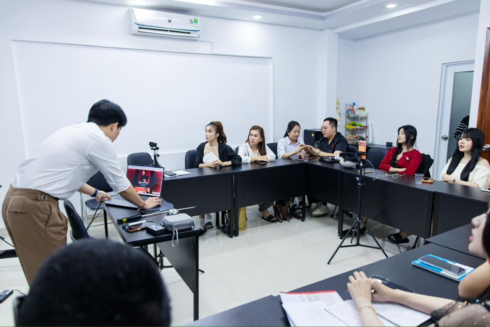 giang-vien-mita-minh-tan-day-livestream-ban-hang
