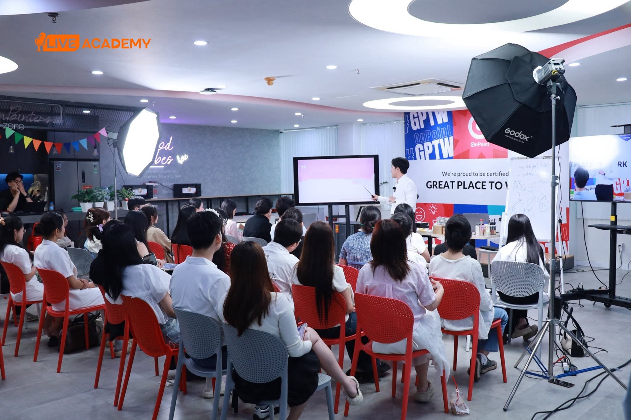 Đào tạo host livestream tại OnPoint